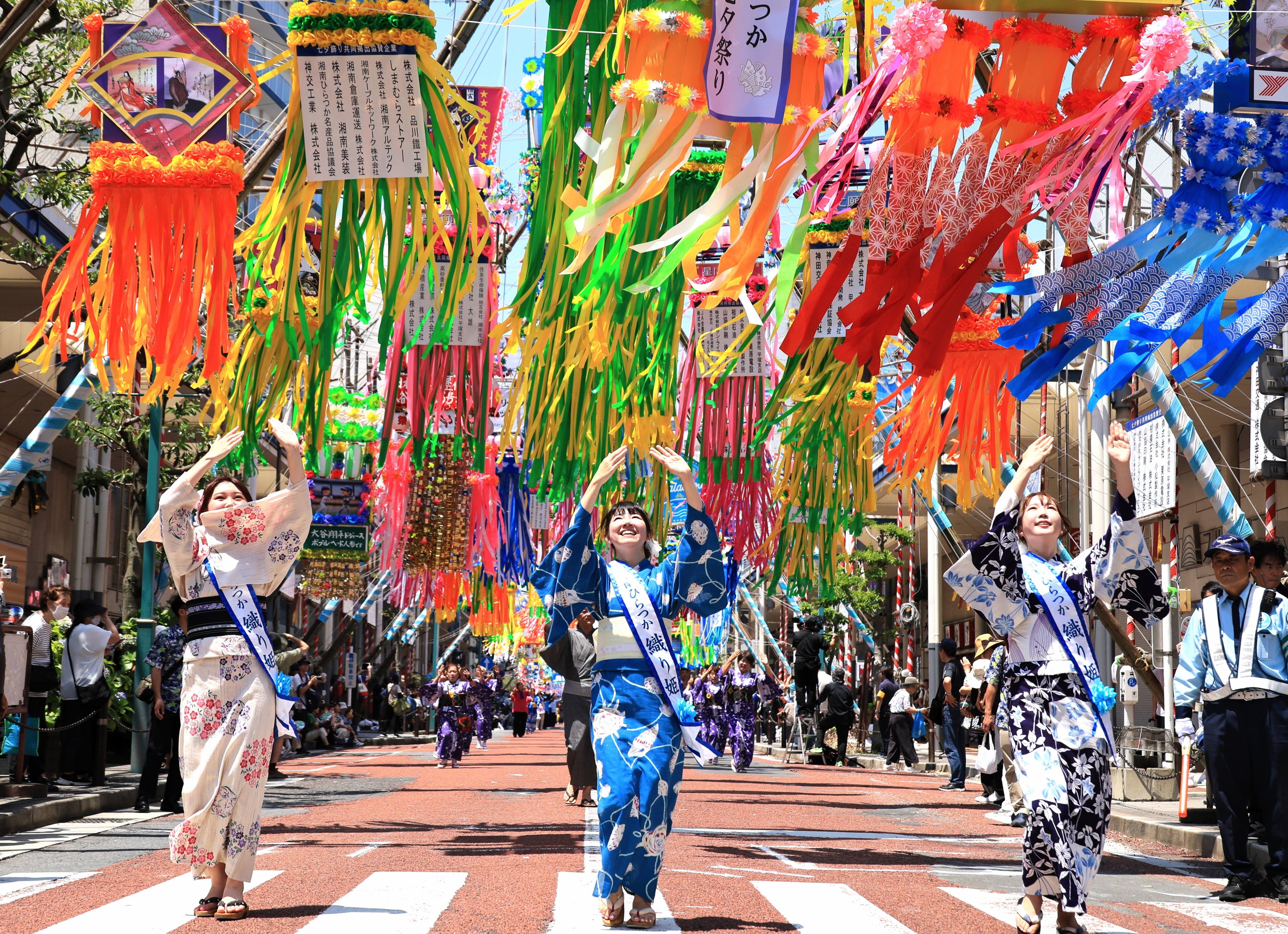踊る織り姫、竹飾り／関谷弘幸